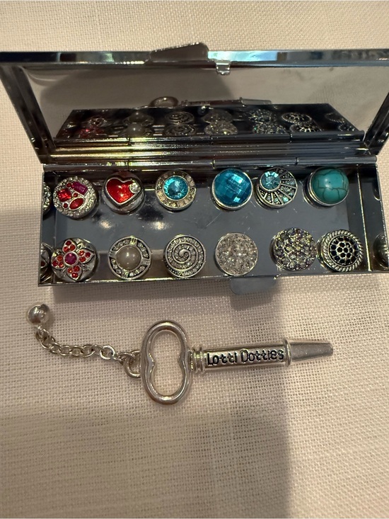 lottie dottie Jewelry - Lotti Dotties Magnetic Charm Snap Button Set with 12 Snaps and Key